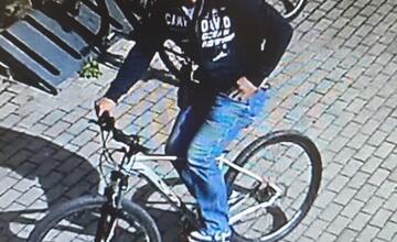 FOTO: Pomôže polícii odhaliť totožnosť muža, ktorý bol svedkom krádeže v Pezinku