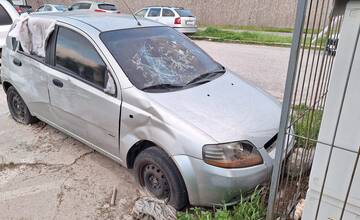 FOTO: Vrak v bratislavskom Ružinove na Košickej ulici stojí už niekoľko mesiacov