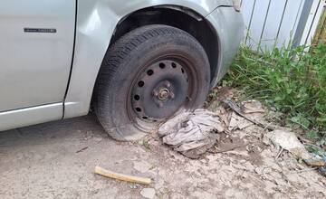 FOTO: Vrak v bratislavskom Ružinove na Košickej ulici stojí už niekoľko mesiacov