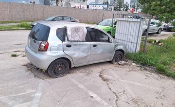 FOTO: Vrak v bratislavskom Ružinove na Košickej ulici stojí už niekoľko mesiacov