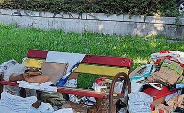 FOTO: Ľudia bez domova v Novom Meste trápia obyvateľov. Ničia okolie mesta