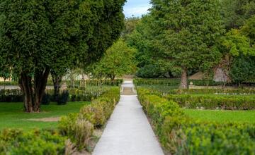 FOTO: Pozrite si ako vyzerá obnovená historická záhrada kaštieľa v Modre