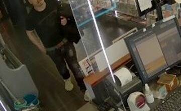 FOTO: Polícia pátra po osobách, ktoré by mohli objasniť krádež kreditnej karty