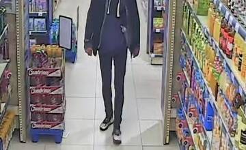 FOTO: Polícia pátra po osobách, ktoré by mohli objasniť krádež kreditnej karty