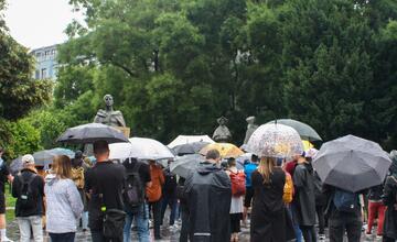 FOTO: Zamestnanci RTVS štrajkovali pred ministerstvom kultúry