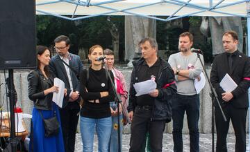 FOTO: Zamestnanci RTVS štrajkovali pred ministerstvom kultúry