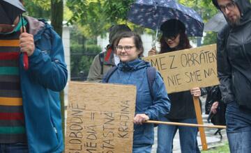 FOTO: Zamestnanci RTVS štrajkovali pred ministerstvom kultúry