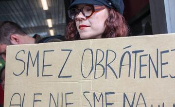 FOTO: Zamestnanci RTVS štrajkovali pred ministerstvom kultúry