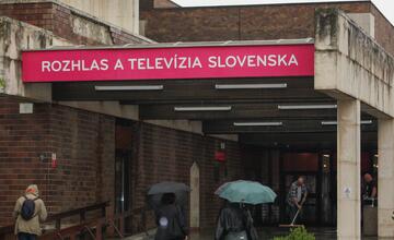 FOTO: Zamestnanci RTVS štrajkovali pred ministerstvom kultúry