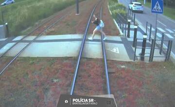 FOTO: Tínedžerka skočila do cesty električke, jeden z cestujúcich sa zranil