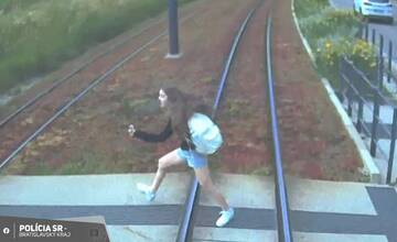 FOTO: Tínedžerka skočila do cesty električke, jeden z cestujúcich sa zranil