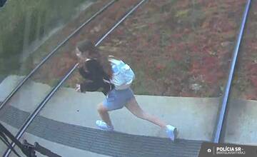 FOTO: Tínedžerka skočila do cesty električke, jeden z cestujúcich sa zranil