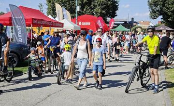 FOTO: V Malinove sa konal rodinný deň s Petrom Saganom. Obyvatelia si s ním mohli zabicyklovať