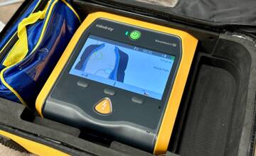 FOTO: Mužovi na Obchodnej ulici zachránili život. Spolupráca záchranárov a policajtov je ukážková