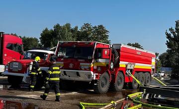 FOTO: Spálenisko skládky v Podunajských Biskupiciach stále monitorujú