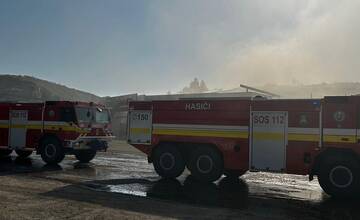 FOTO: Spálenisko skládky v Podunajských Biskupiciach stále monitorujú