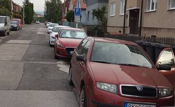 FOTO: V Pezinku dostala bločky za parkovanie celá Štúrova ulica