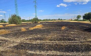 FOTO: V Podunajských Biskupiciach horelo pole