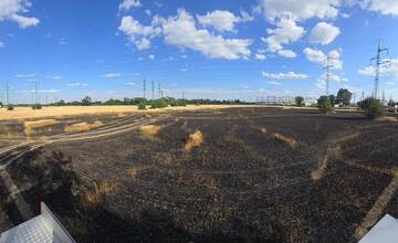 FOTO: V Podunajských Biskupiciach horelo pole