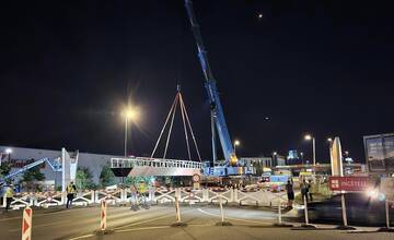 FOTO: Pri Avione postavili nový most pre peších