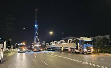 FOTO: Pri Avione postavili nový most pre peších