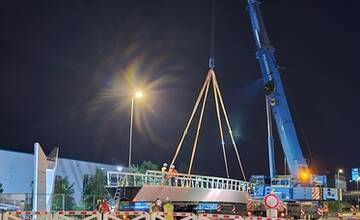 FOTO: Pri Avione postavili nový most pre peších