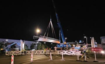 FOTO: Pri Avione postavili nový most pre peších