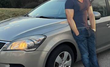 FOTO: Bratislavčan predáva Kiu svojsky. Auto údajne predbehlo Paula Walkera