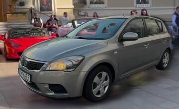 FOTO: Bratislavčan predáva Kiu svojsky. Auto údajne predbehlo Paula Walkera