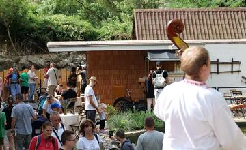 FOTO: V bratislavskej ZOO otvorili nový Gazdovský dvor. Deti si môžu prísť pohladkať kontaktné kozičky 