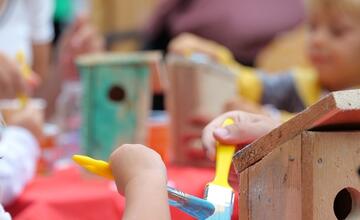 FOTO: V bratislavskej ZOO otvorili nový Gazdovský dvor. Deti si môžu prísť pohladkať kontaktné kozičky 