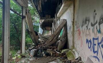 FOTO: Štátna budova Na pántoch roky chátra. Kedysi v nej bolo železničné učilište