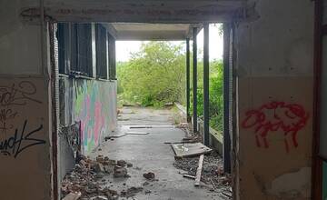 FOTO: Štátna budova Na pántoch roky chátra. Kedysi v nej bolo železničné učilište