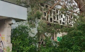 FOTO: Štátna budova Na pántoch roky chátra. Kedysi v nej bolo železničné učilište