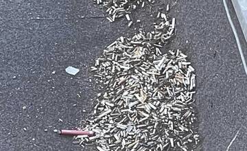 FOTO: Pod ružinovskou urológiou je smetisko cigariet. Pacienti ich hádžu von z okna