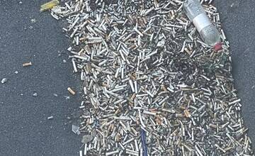 FOTO: Pod ružinovskou urológiou je smetisko cigariet. Pacienti ich hádžu von z okna