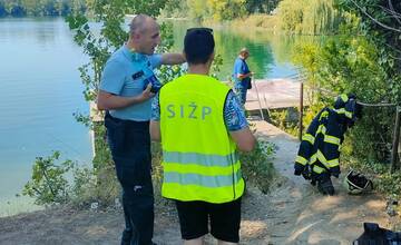 FOTO: Neznámy páchateľ znečistil vodu Vajnorských jazier a zničil mostík