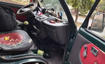 FOTO: Na Vyšehradskej ulici hádzali ľudia z balkóna odpadky na zamestnancov Petržalky 