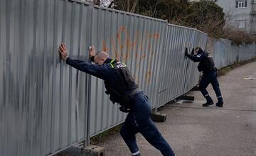 FOTO: Cez víkend budú Bratislavu bičovať búrky. Takto vyzerali zásahy hasičov a policajtov naposledy
