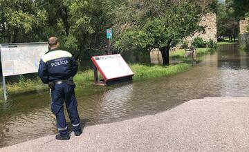 FOTO: Cez víkend budú Bratislavu bičovať búrky. Takto vyzerali zásahy hasičov a policajtov naposledy