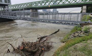 FOTO: Cez víkend budú Bratislavu bičovať búrky. Takto vyzerali zásahy hasičov a policajtov naposledy