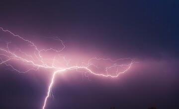 FOTO: Bratislavčanovi sa podarilo zachytiť bleskové divadlo na oblohe