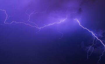 FOTO: Bratislavčanovi sa podarilo zachytiť bleskové divadlo na oblohe