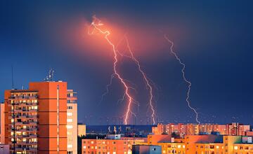 FOTO: Bratislavčanovi sa podarilo zachytiť bleskové divadlo na oblohe