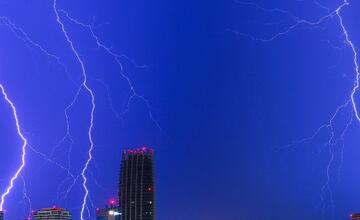 FOTO: Bratislavčanovi sa podarilo zachytiť bleskové divadlo na oblohe