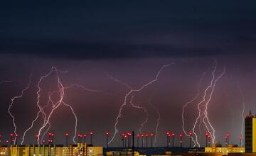 FOTO: Bratislavčanovi sa podarilo zachytiť bleskové divadlo na oblohe