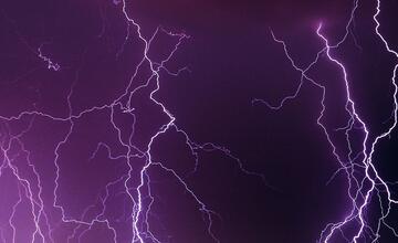 FOTO: Bratislavčanovi sa podarilo zachytiť bleskové divadlo na oblohe