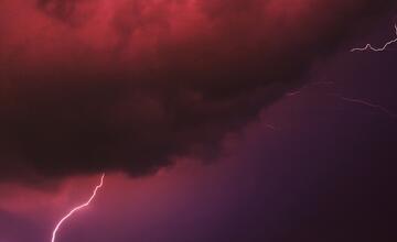 FOTO: Bratislavčanovi sa podarilo zachytiť bleskové divadlo na oblohe