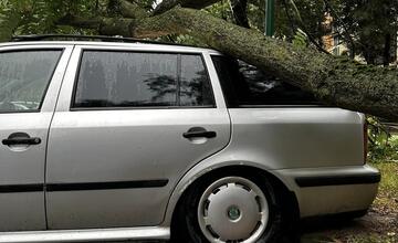 FOTO: Zásahy hasičov po extrémnom počasí v Lamači