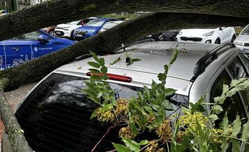 FOTO: Zásahy hasičov po extrémnom počasí v Lamači